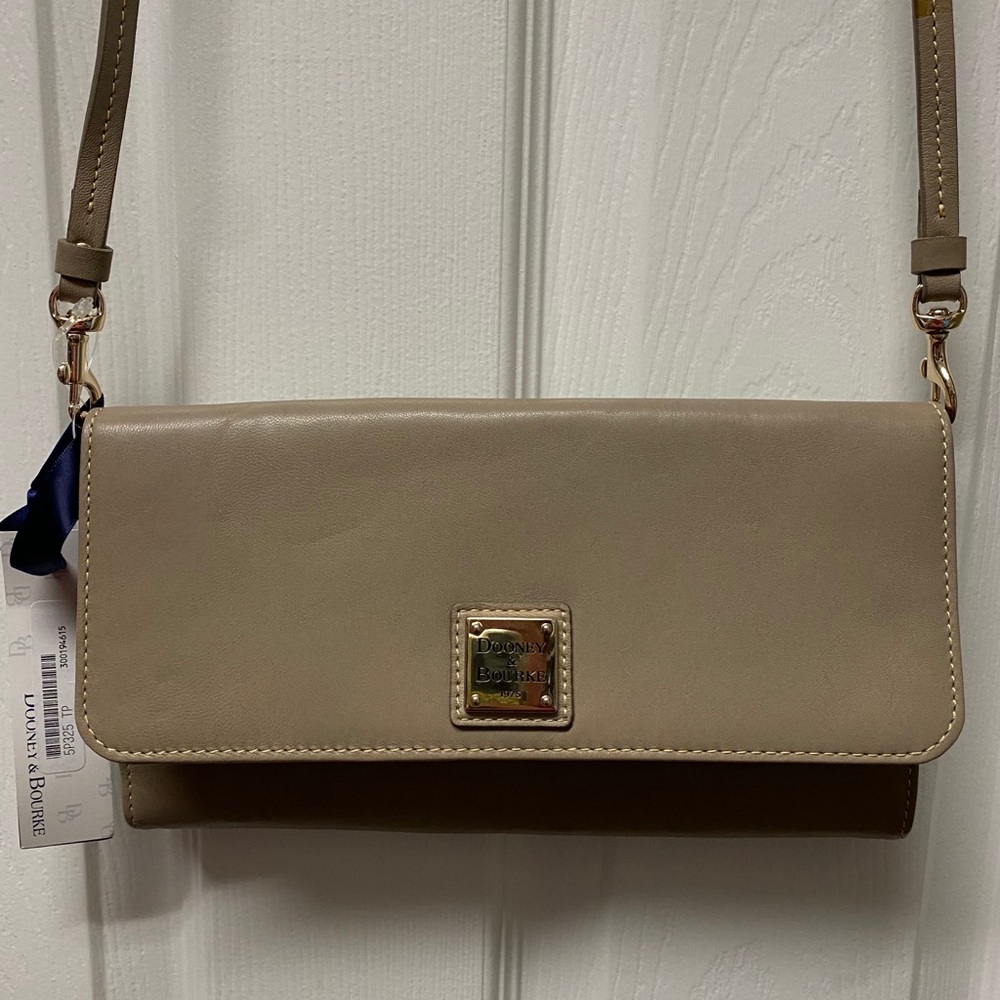 Dooney & Bourke clutch - Picture 2 of 4